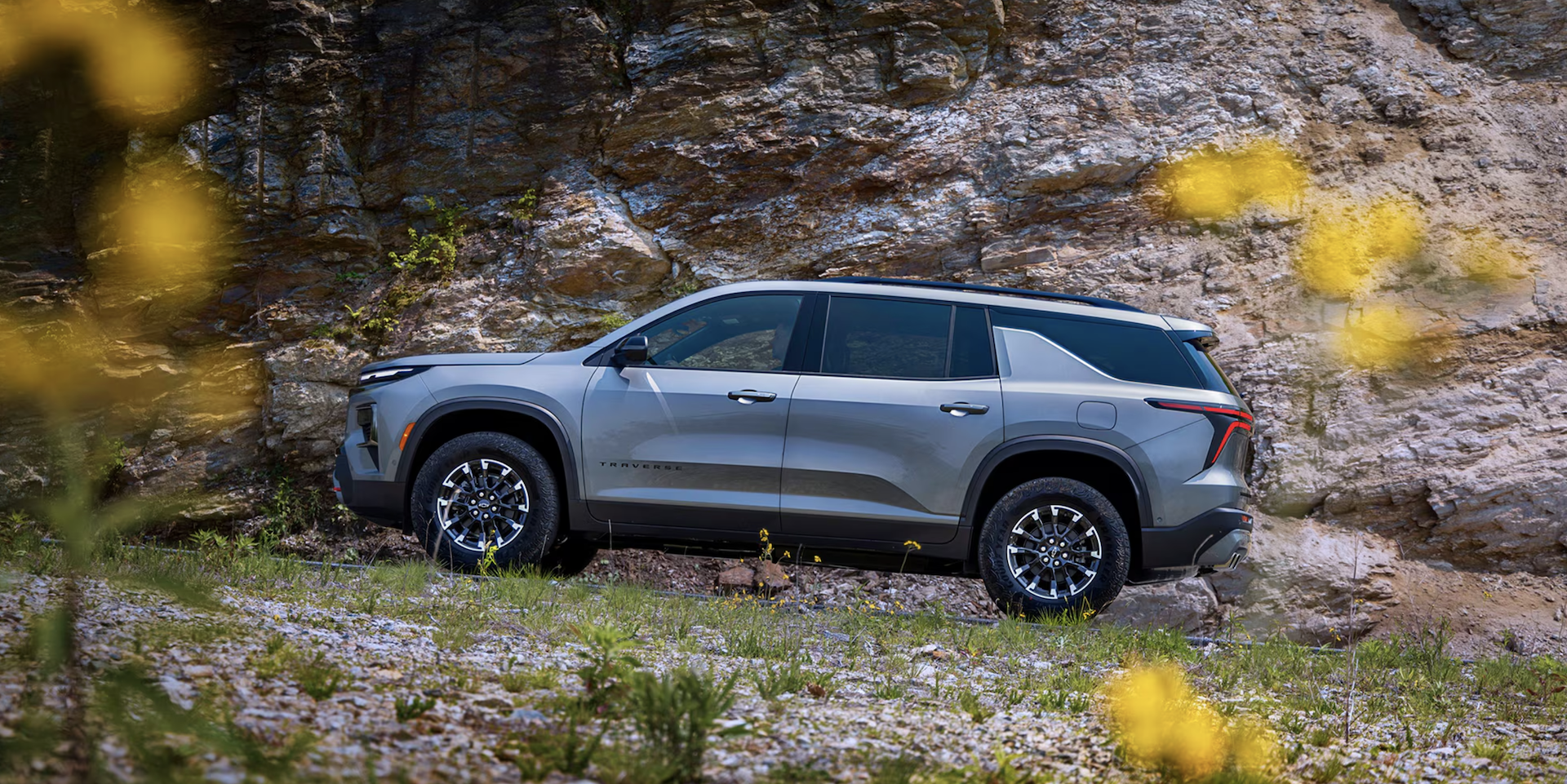2026 chevy traverse side profile exterior view